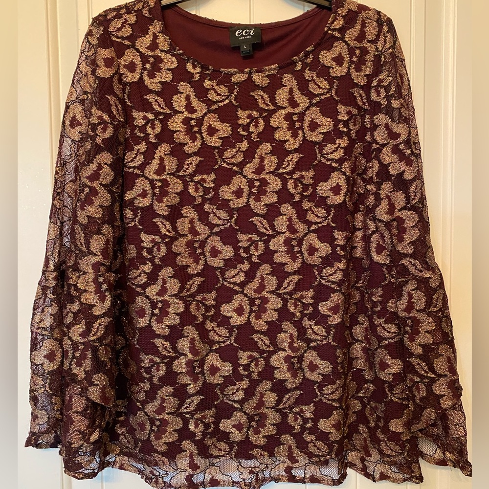🪩 Beautiful eci New York wine and metallic gold bell-sleeved blouse. EUC.